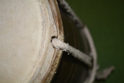 Loch durch Fell für Verschnürung